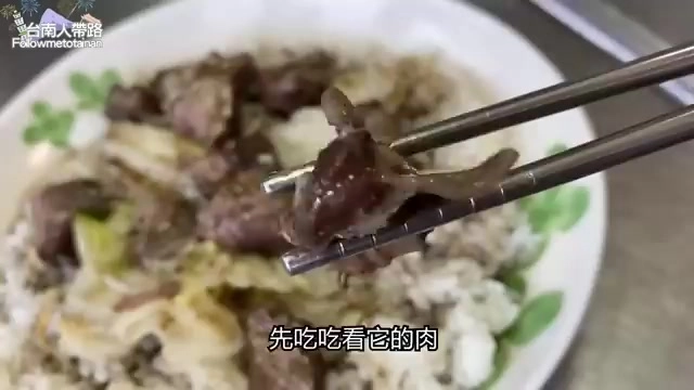 筷子夾起軟嫩的燉牛肉塊，鋪在白飯與高麗菜上，醬汁油亮