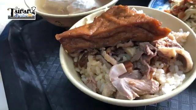 白色瓷碗盛著鴨肉飯，深色滷鴨肉塊鋪在米飯上，肉質軟嫩
