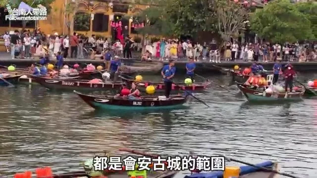 會安古城沿岸河景，木船與遊客往來穿梭，兩側都屬於古城範圍