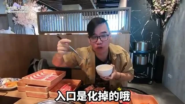 阿波品嚐澳洲和牛，一旁烤盤與肉盤特寫