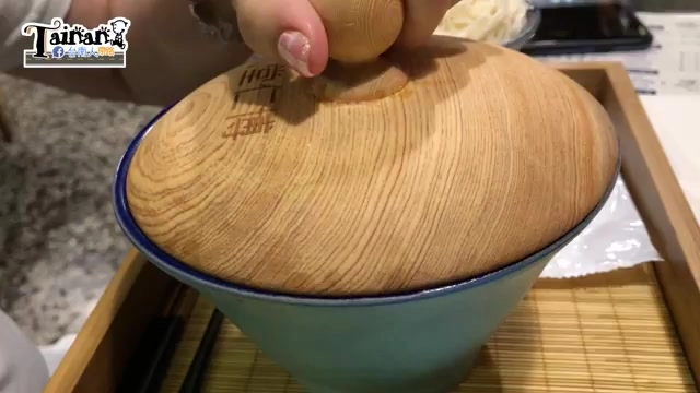 白色帶蓋燉盅裝著十全大補雞湯，湯色清澈帶淡黃色澤，可見一顆紅棗漂浮在湯面上