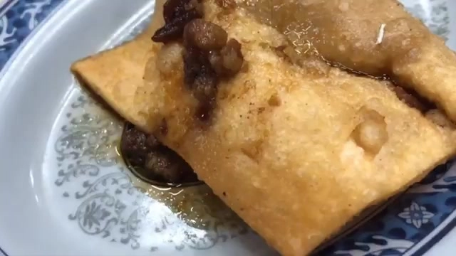 盤中盛著炸得金黃的燕肉酥,內餡的肉燥清晰可見,淋上醬汁