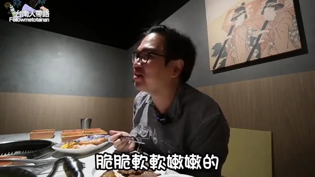 阿波夾起店內招牌板腱，肉質軟嫩特寫