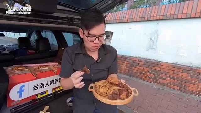 阿波咬一口肋排，胡椒醬油香氣特寫