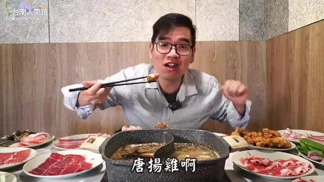阿波咬一口炸雞腿，展示酥脆麵衣