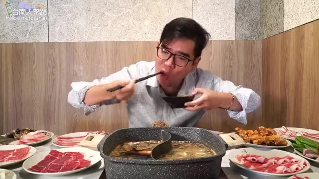 阿波夾起牛丼板腱肉，油亮透光特寫