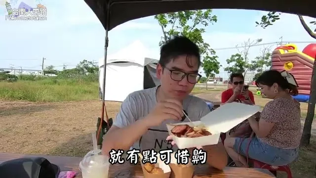 阿波在市集帳篷下享用原住民烤肉餐盒