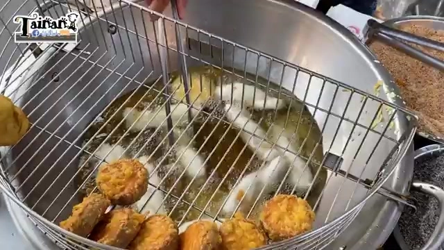 炸物在油鍋中金黃酥炸，多個芋頭餅整齊排列在油炸網籃中