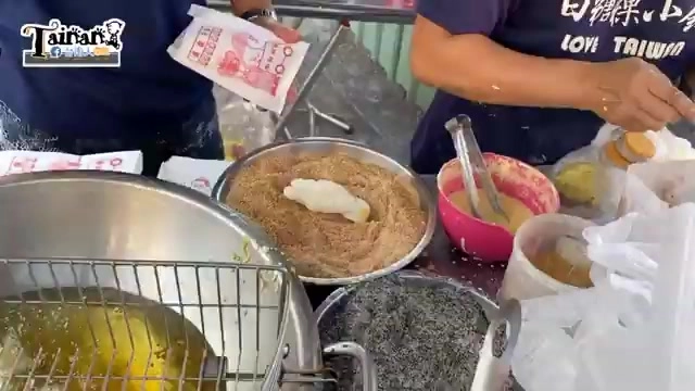 店家戴著手套正在製作糯米糰，一旁放著花生粉與芝麻粉等配料