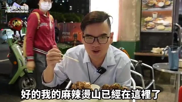 阿波疊出滿滿一鍋麻辣燙，排骨堆疊在最上層