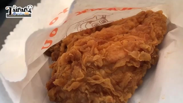 炸雞排以紙袋包裝,外皮金黃酥脆帶顆粒感,份量厚實