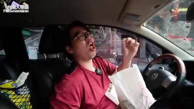 阿波在車上享用剛買的豆皮
