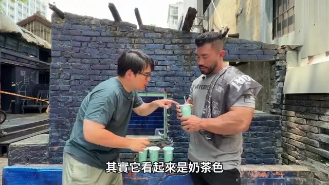 鞏哥拿著植物性蛋白燕麥拿鐵,杯身呈奶茶色澤