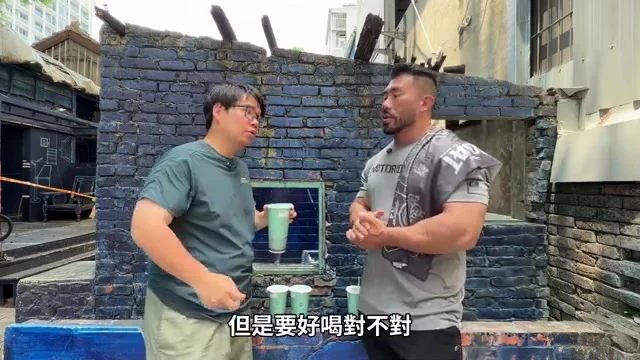 阿波拿著電解質氣泡蘇打與鞏哥對話,討論好不好喝