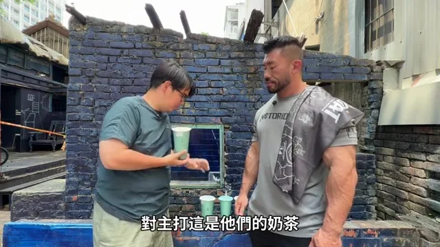 鞏哥拿起厚潤奶茶與特茶王紅烏龍兩杯茶飲介紹