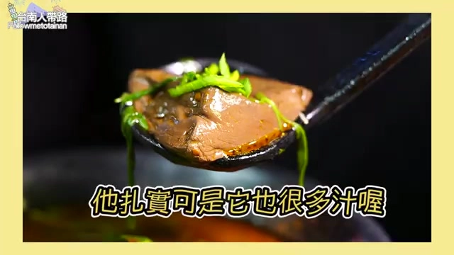 深夜街頭,招牌燈箱在攤位上方亮著,行人與車輛往來的十字路口