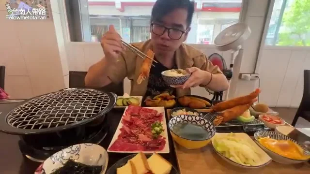 阿波夾起金澤三井家的大隻炸蝦特寫