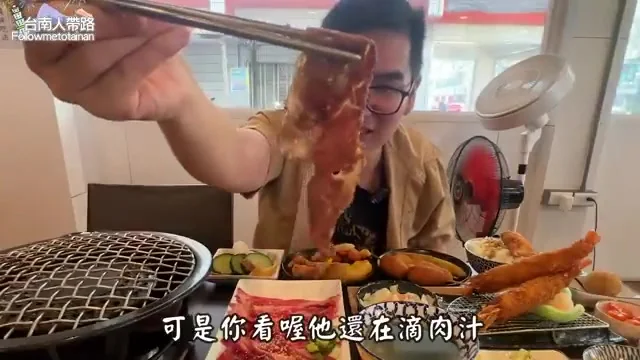 阿波展示六分熟牛小排，肉汁滴落特寫