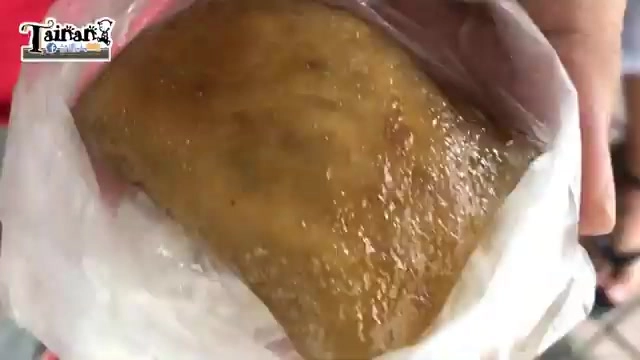 透明包裝袋裡裝著一顆水晶餃，外皮呈現半透明的琥珀色澤
