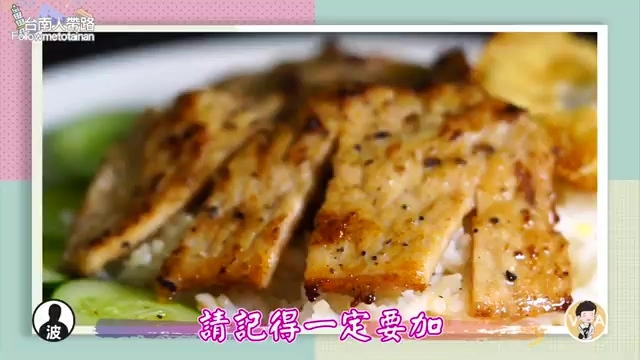 燒烤肉片切成條狀鋪在白飯上，表面帶著油亮的烤肉醬與炭烤紋路
