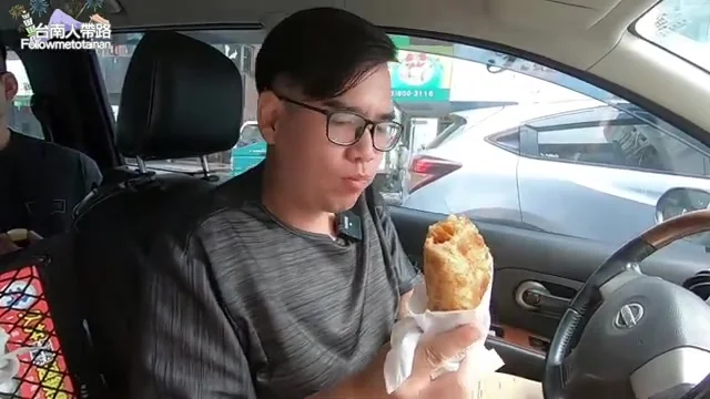 阿波在車上品嚐炸蛋蔥油餅黃車的半熟蛋蔥油餅