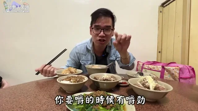 阿波展示南屯豬腳麵線的豬腳與湯頭特寫