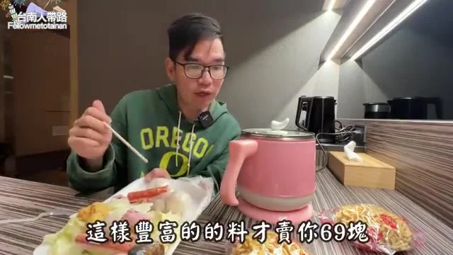 阿波展示鍋燒意麵所有配料，份量豐富特寫