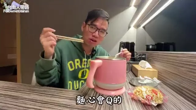 阿波夾起麵條，展示Q彈麵心特寫