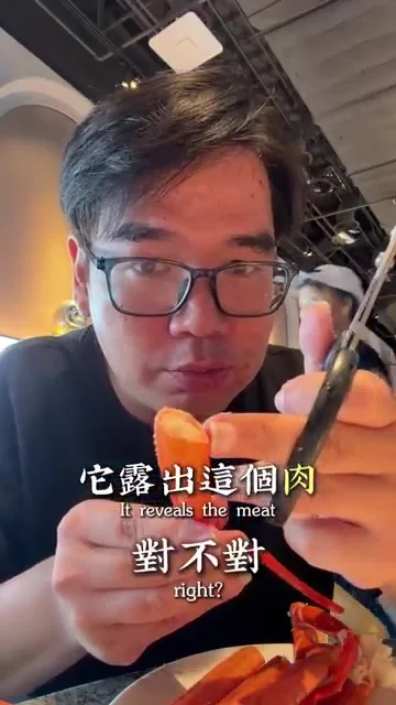 阿波在蟹殼表面剪出三角形刀痕的特寫