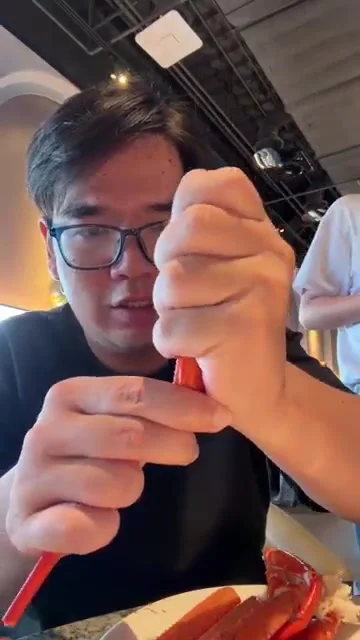 阿波用手指捏住蟹殼兩端,輕輕一折準備分開