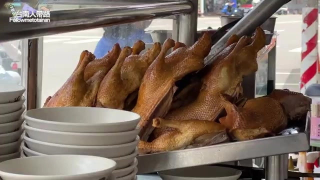 攤車上整排煙燻鴨肉高掛,色澤金黃是店家招牌燻香鴨肉