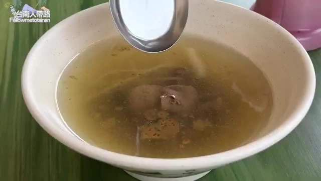 鴨下水湯湯色清淡卻濃縮鮮味,湯匙舀起可見鴨腱與內臟塊