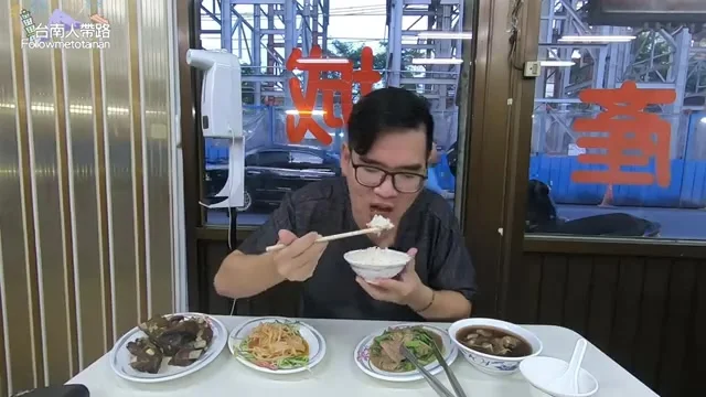 阿波展示涼拌羊肚與沙茶羊肉特寫