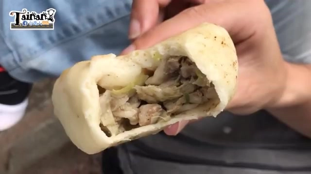 剖開的水煎包內餡特寫,可見成塊的肉料與爽脆蔬菜交錯,肉香十足