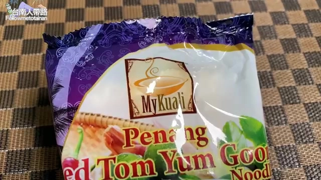 紫色包裝的東南亞泡麵特寫，印有「MyKuali Penang Red Tom Yum Goong Noodles」字樣