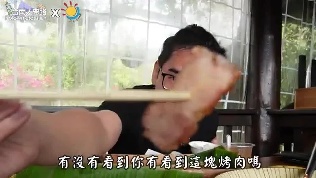 阿波展示石桌風味餐廳的招牌烤肉，外皮酥脆特寫