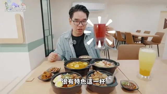 阿波拿起一杯水果珍珠沙瓦特寫,氣泡與珍珠清晰可見