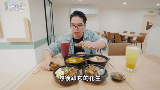 阿波夾起開幕慶贈送的花生小菜,桌上一旁還有豆干