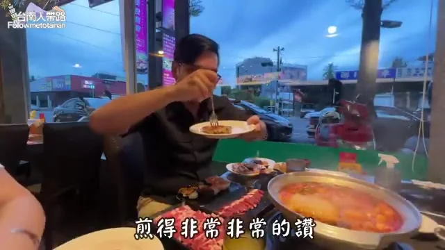 阿波展示現煎的厚切牛排與雞排
