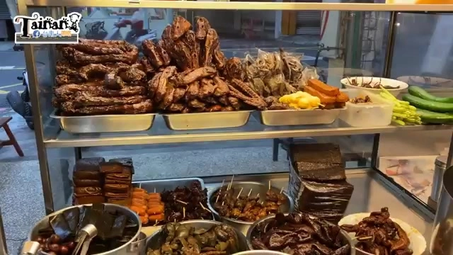 玻璃展示櫃裡陳列著各式滷味,包含鴨翅、鴨頭、鳥蛋與多種串烤小吃,種類豐富