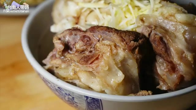 碗中盛著大塊帶骨羊肉,搭配高麗菜絲,湯汁清澈帶著油亮光澤