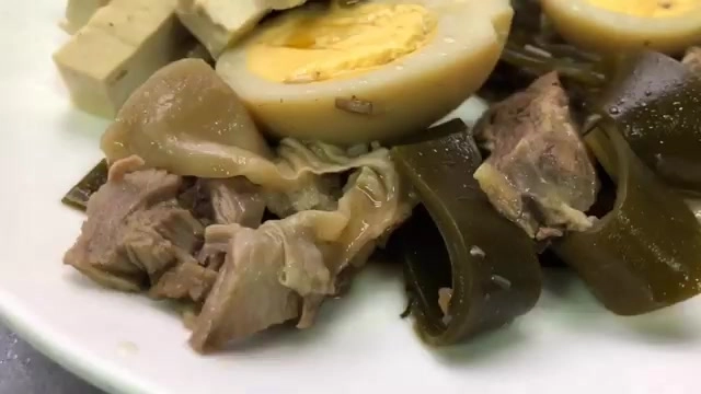 白盤中盛著多種滷味,包含豬皮、滷蛋、豆干與海帶,色澤深褐入味