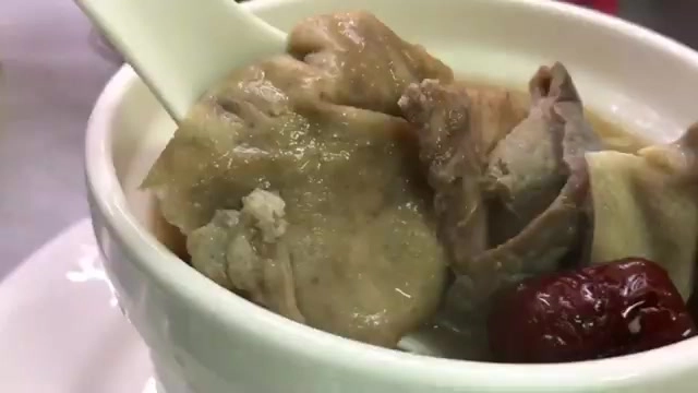 瓷碗中盛著燉湯,可見軟爛的豬肚塊與一顆紅棗,湯色濃郁泛白