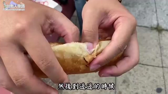 雙手撕開鹹口味餅,露出裡頭的內餡與冬粉配料