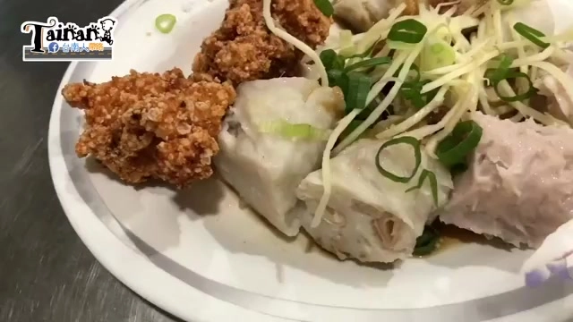 白色瓷盤盛著綜合拼盤，可見酥炸魚酥、魚捲與蒸肉搭配蔥絲與薑絲點綴