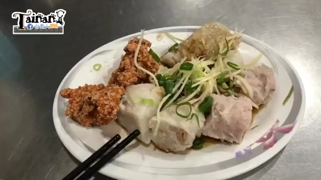 白色瓷盤盛著酥炸魚酥與蒸肉捲，搭配大量蔥絲、薑絲與筷子，色澤金黃誘人