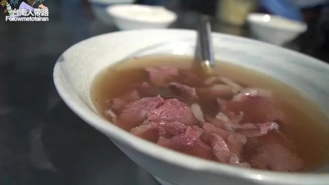 白色瓷碗盛著清燙牛肉湯,湯色清澈帶淡褐色,粉紅色肉片浮於湯面
