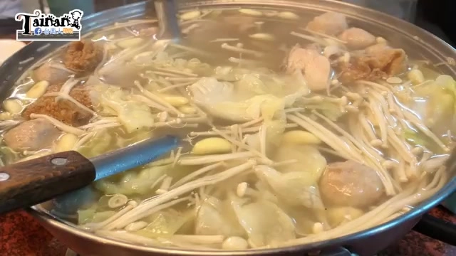 不鏽鋼鍋盛著白菜胡椒雞湯，可見大白菜、金針菇、雞肉塊在湯中翻煮，湯匙插在鍋中
