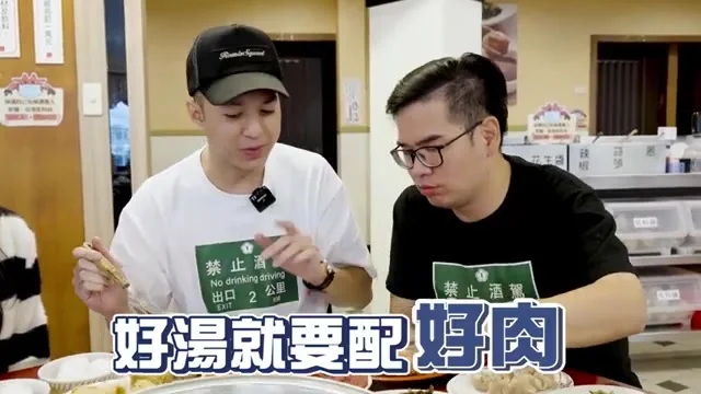 阿波與友人在牛大福店內夾起手切安格斯黑牛,準備下鍋涮燙