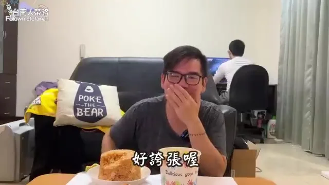 阿波展示炒飯正面,份量誇張特寫